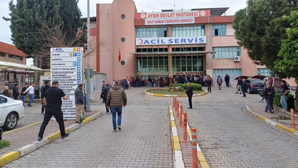 HASTA ZİYARETİNE GELEN AİLE ÜYELERİ BİRBİRİNE GİRDİ HASTANE ÖNÜNDE TARTIŞAN AİLE ÜYELERİNİ POLİS ZOR AYIRDI