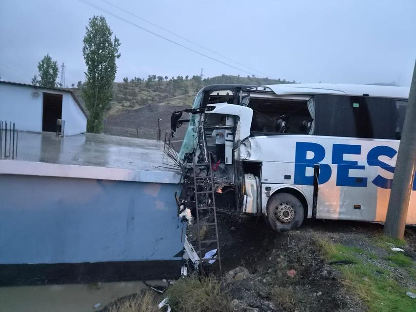 Otobüs ile tırın çarpıştığı kazada şoför hayatını kaybetti