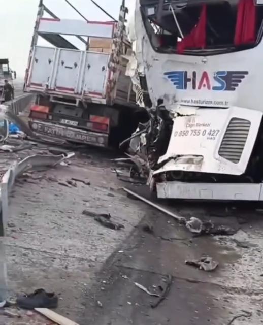 ANKARA'DA KAMYON İLE YOLCU OTOBÜSÜ ÇARPIŞTI: 1 ÖLÜ, 5 YARALI