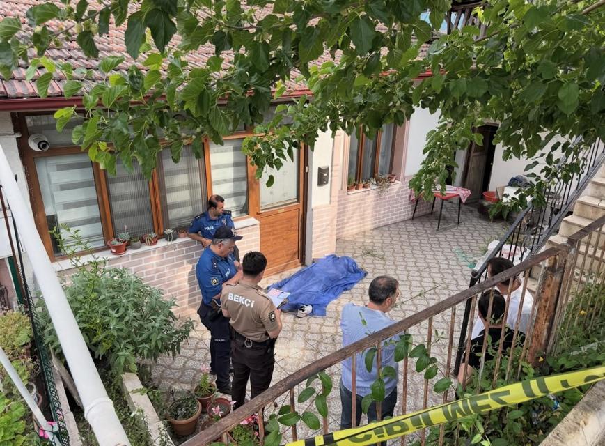 Bahçede ölü bulundu