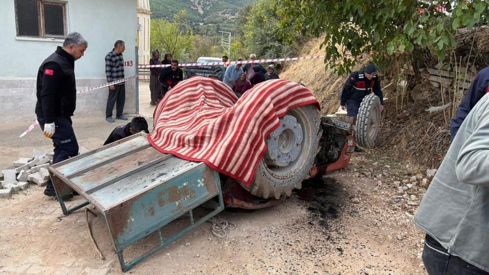 Traktör devrildi: 1 ölü