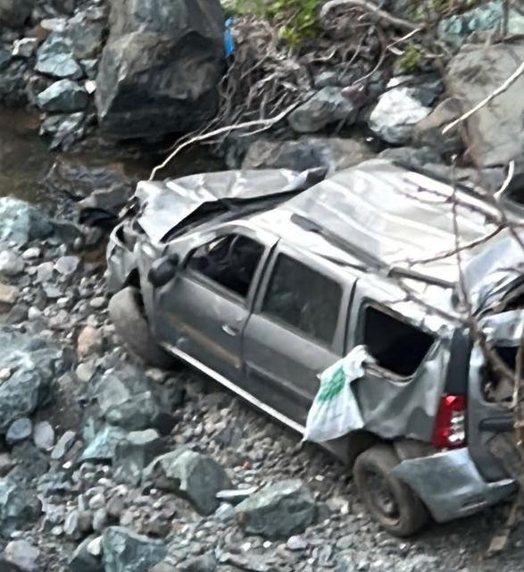 Otomobil 50 metrelik uçurumdan dereye uçtu: 1 ölü, 1 yaralı