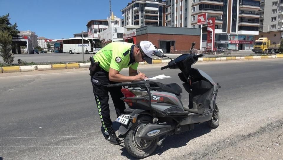 Otomobil motosiklete çarptı: 2 yaralı