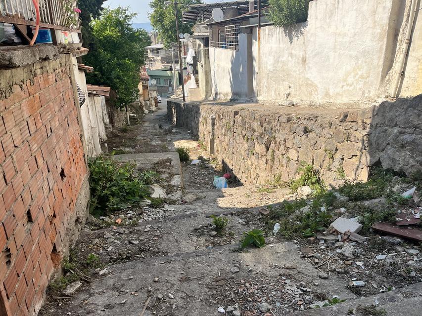 İZMİR'DE ESKİ KOCA DEHŞETİ: KEZZAP ATTIĞI ESKİ KARISI ÖLDÜ, KIZI İSE YAŞAM SAVAŞINDA