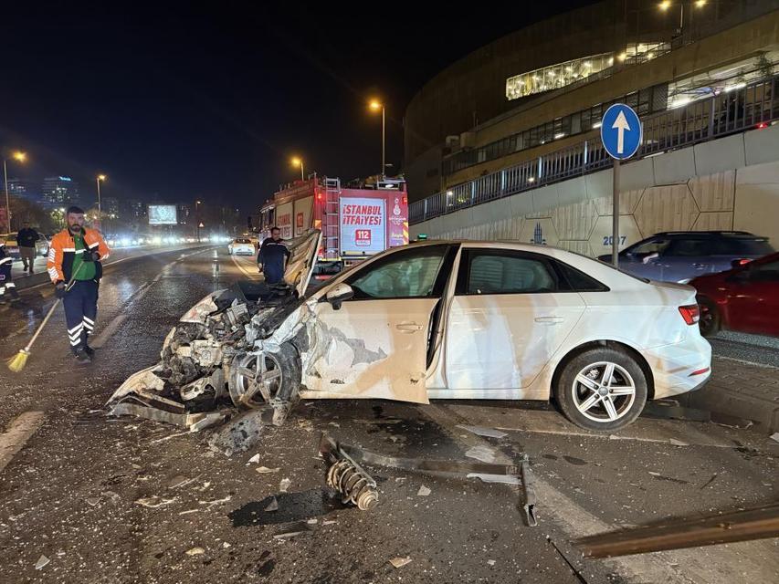 Kontrolden çıkan otomobil karşı şeritteki araca çarptı