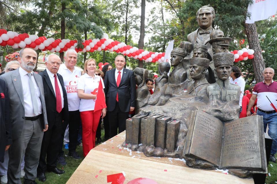 Efeler, asırlık Cumhuriyet'i coşkuyla kutladı