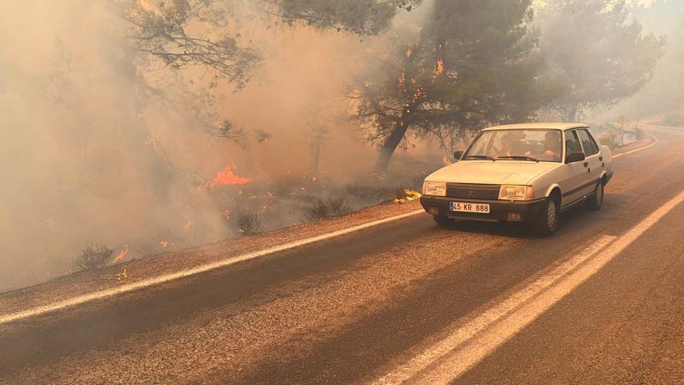 Gazeteciler alevlerin arasından zor kurtuldu