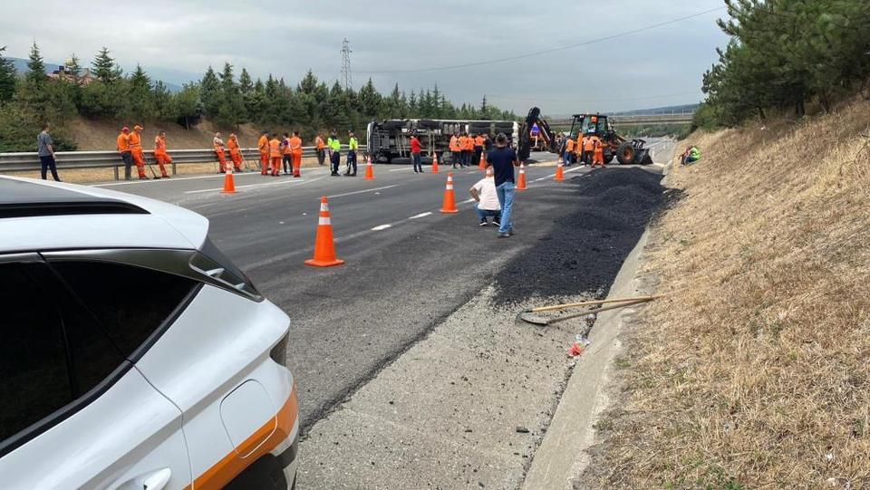 Asfalt yüklü kamyon devrildi