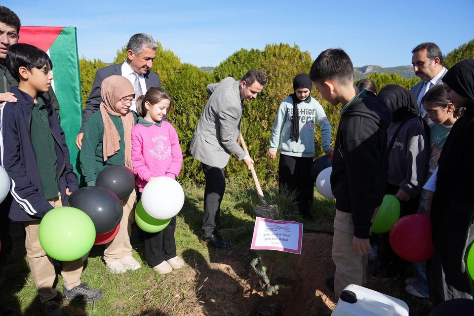 Çocukların hatırası için fidanlar toprakla buluştu