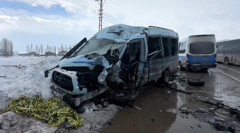 Belediye otobüsü ile minibüs çarpıştı: 18 yaralı