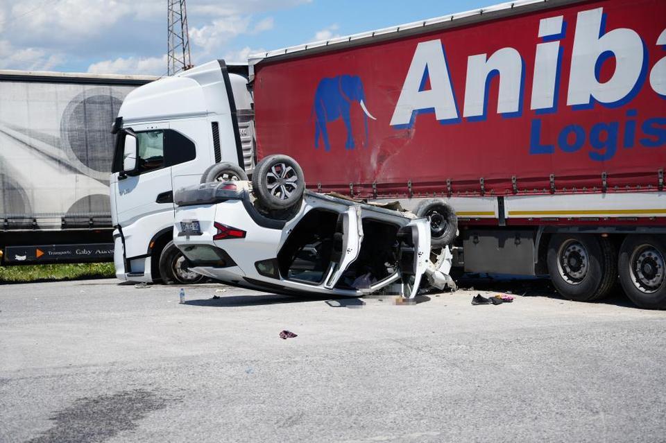 SUV araç ile tır çarpıştı: 2'si ağır 3 yaralı