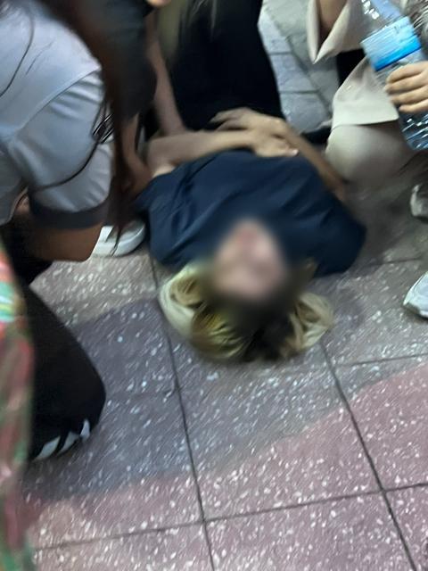 Yolda yürürken kocası tarafından bıçaklandı