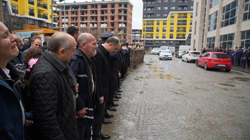 GÖREV ARKADAŞLARININ EN ZOR GÜNÜ: ÖLDÜRÜLEN POLİS ARKADAŞINI GÖZYAŞLARIYLA UĞURLADILAR MESLEKTAŞININ SİLAHIYLA VURULAN POLİS EDİRNE'DE TÖRENLE UĞURLANDI