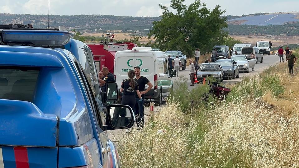 GAZİANTEP'TE FECİ KAZA: 1 ÖLÜ, 2'Sİ AĞIR 5 YARALI GAZİANTEP'TE TRANSİT ARAÇ İLE ÇARPIŞAN OTOMOBİLDEN GERİYE HURDA YIĞINI KALDI