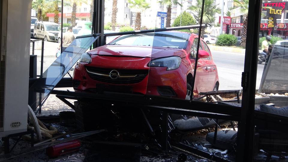 Kadın sürücü aracıyla kafeye daldı