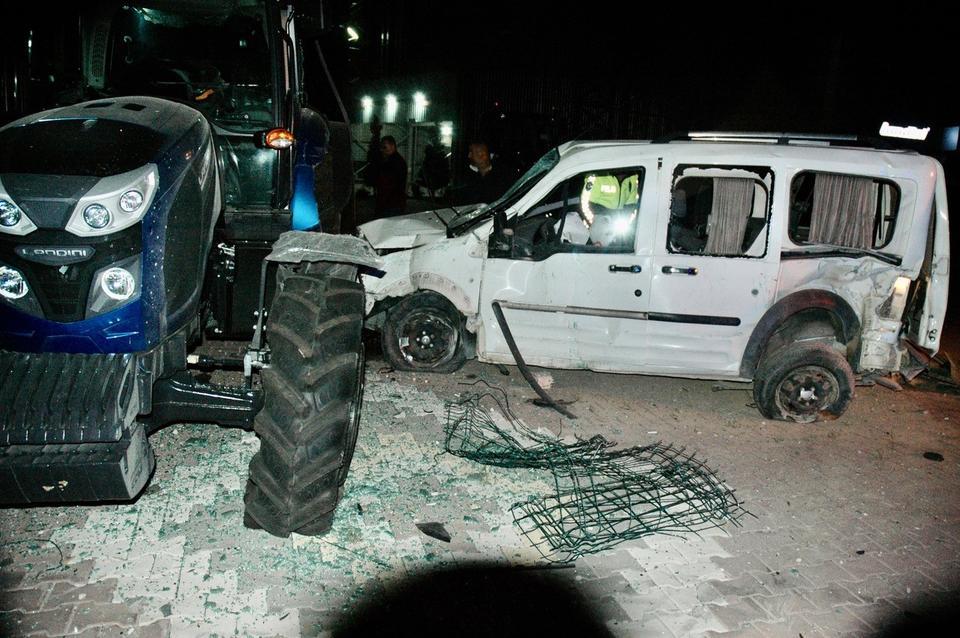 Hafif ticari araç traktöre çarptı: 1 ölü