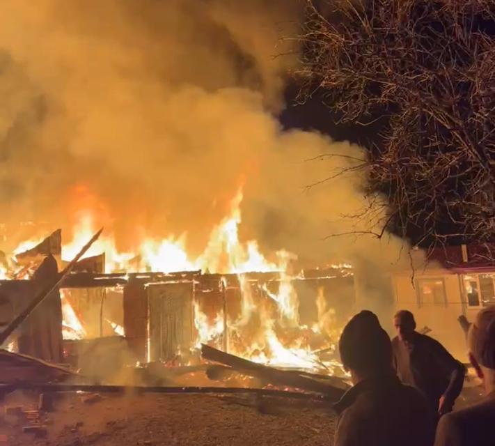 Kırsal mahallede iki ev alevlere teslim oldu