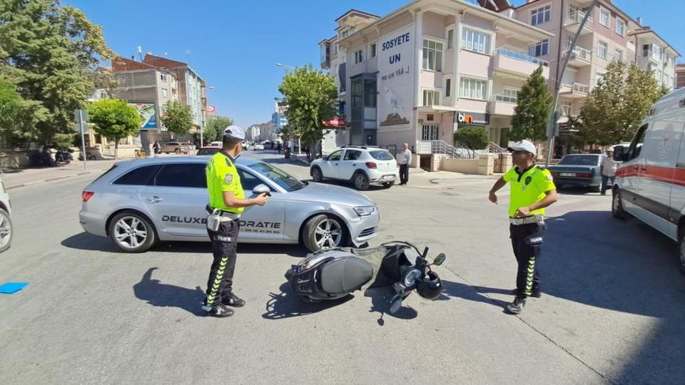 Otomobille motosiklet çarpıştı: 1 yaralı
