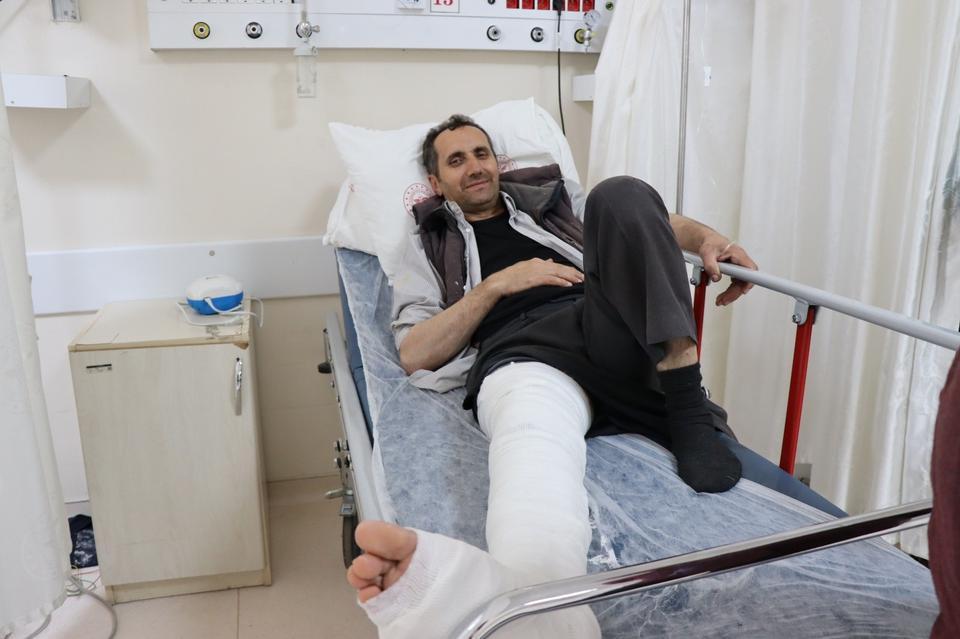 Üzerine kurbanlık düşen adamın ayağı kırıldı