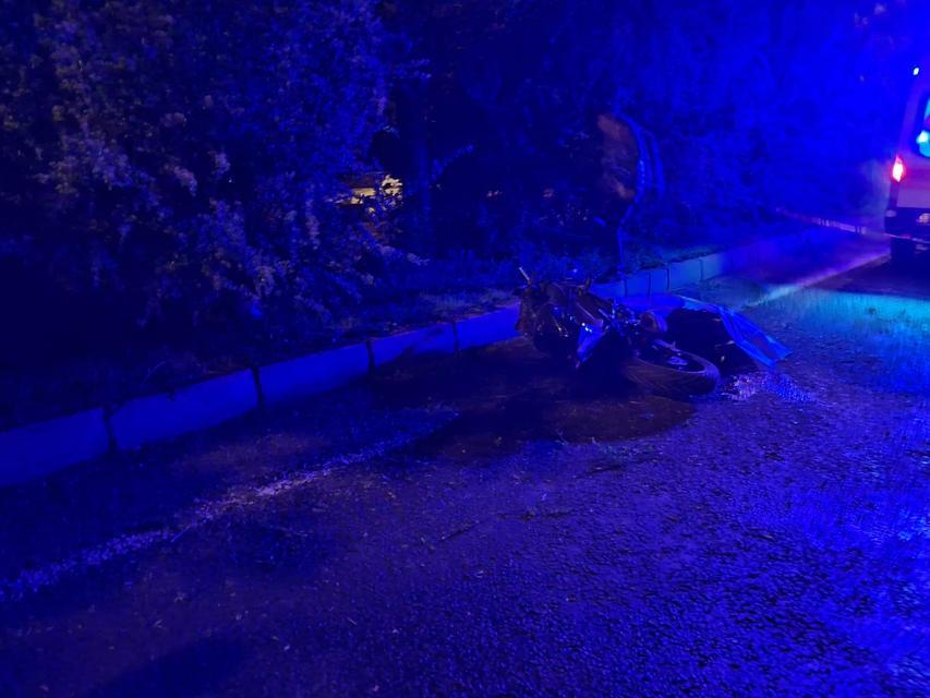 Devrilen motosiklet sürücüsü öldü