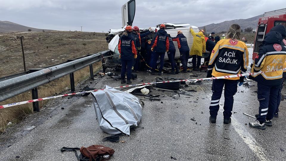 Feci kazada baba-oğul öldü, 4 kişi yaralandı