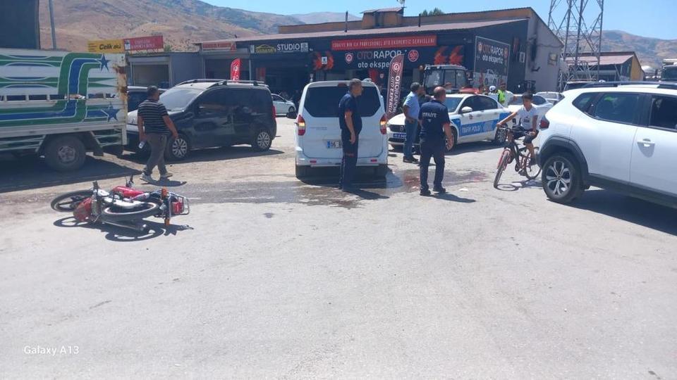 Motosiklet ile hafif ticari araç çarpıştı: 2 yaralı