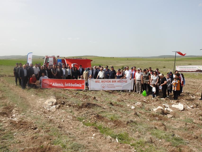 KÜTAHYA'DA AİLE HAFTASINDA AİLE ORMANI TESİS EDİLDİ