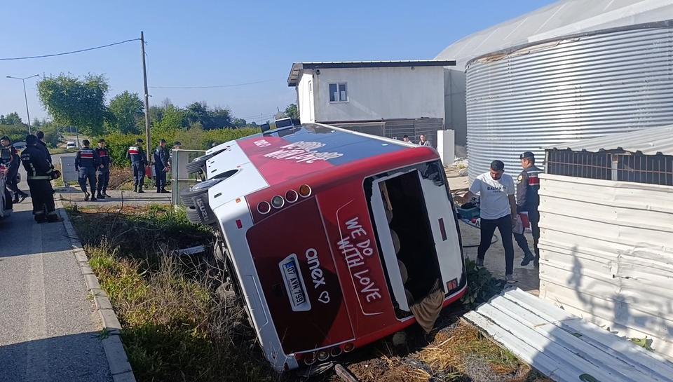 ANTALYA'DA TUR MİDİBÜSÜ DEVRİLDİ, RUS UYRUKLU 18 TURİST YARALANDI