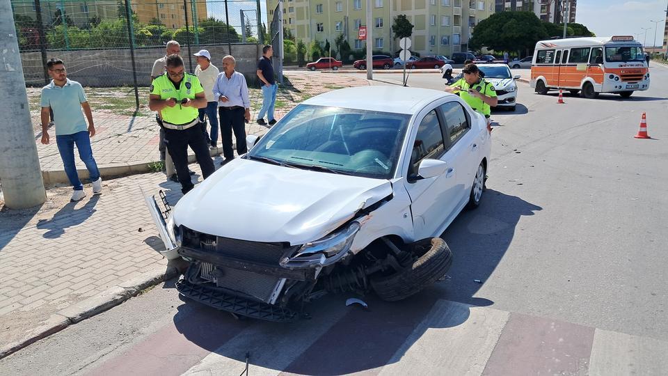 iki otomobil çarpıştı: 1'i çocuk 3 yaralı