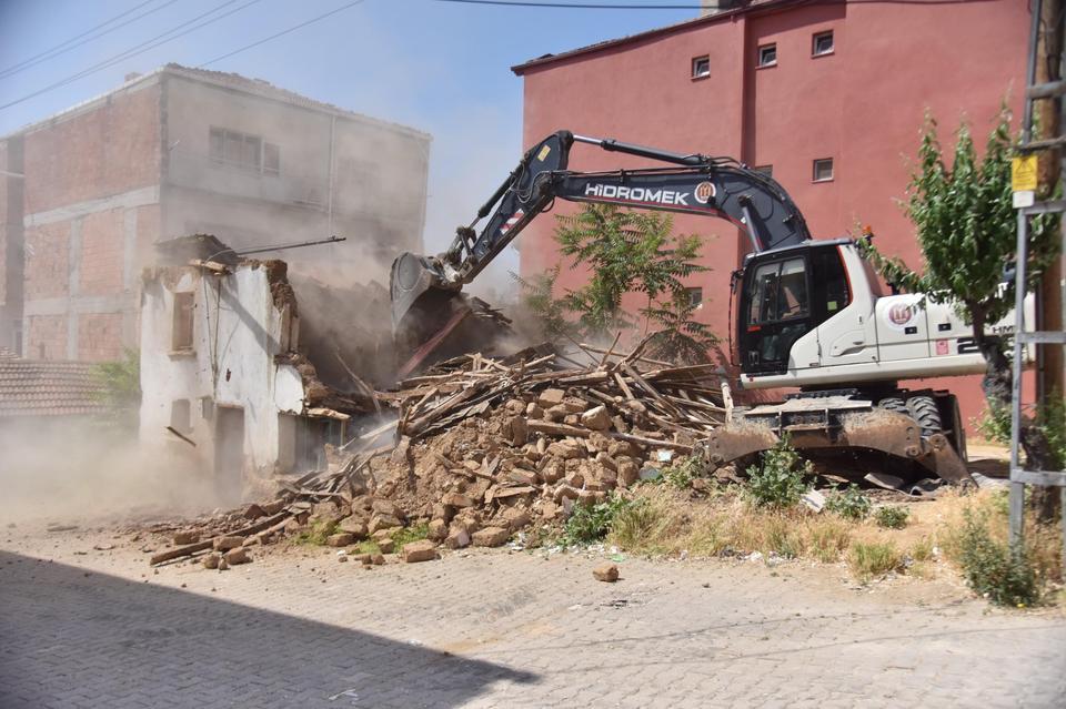 Metruk binalar yıkılıyor
