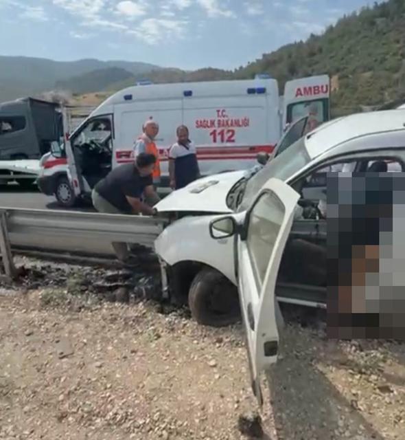 Araç bariyerlere ok gibi saplandı 2 kişi hayatını kaybetti