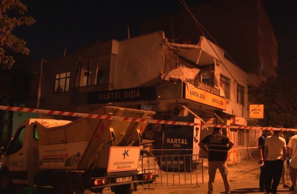 İki katlı binanın balkon duvarı çöktü