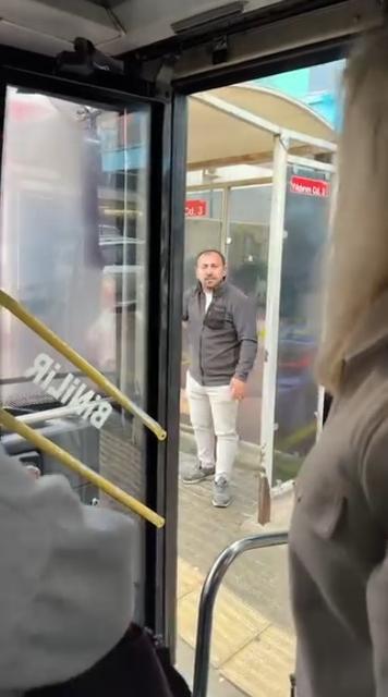Otobüs sürücüsü yolculara küstü