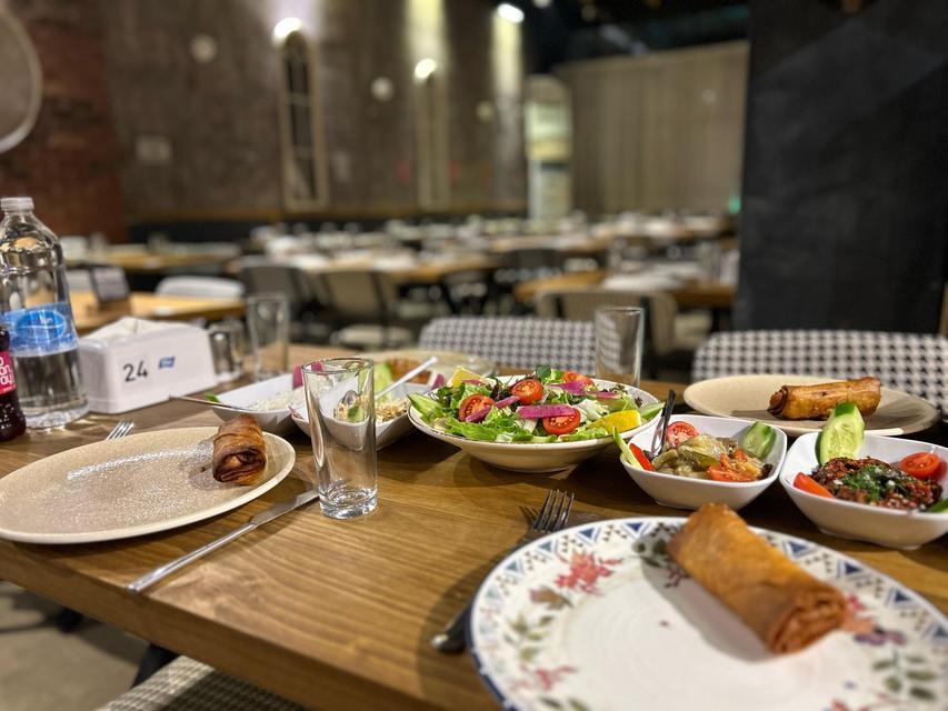 Aydın’ın Efeler ilçesinde yaklaşık iki yıl önce hizmete açılan Ah-Sen Yeni Nesil Meyhane, eğlencenin tek adresi. Aydın’da ilk ve tek olarak hizmete başlayan Ah-Sen Yeni Nesil Meyhane, nezih ortamıyla eğlenmek isteyenleri en iyi şekilde ağırlıyor.