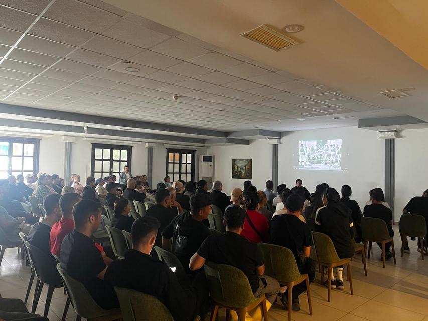 TATBİKAT GERÇEK OLDU, YANAN KAMYONETİ EĞİTİM ALAN PERSONEL SÖNDÜRDÜ YANGIN EĞİTİMİ ALAN OTEL ÇALIŞANLARI, O SIRADA BİR KAMYONETTEN DUMANLAR YÜKSELİNCE HAREKETE GEÇTİ EĞİTİM SIRASINDA YANGINI GÖREREK İLK MÜDAHALEYİ YAPTILAR