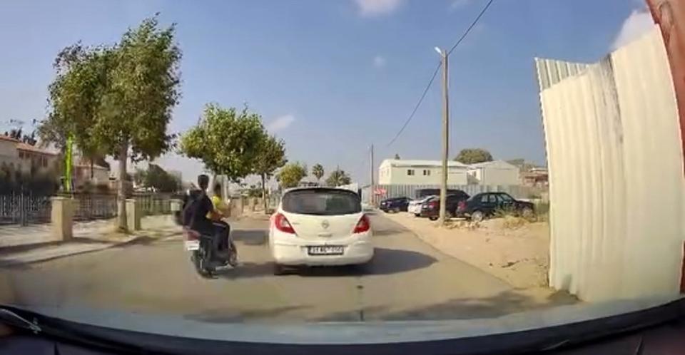 OTOMOBİLLE ÇARPIŞAN MOTOSİKLETTEKİ 2 KİŞİ YOLA SAVRULDU: O ANLAR KAMERADA