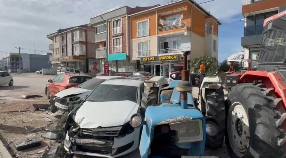Kontrolden çıkan tır 4 traktör ve 4 otomobile çarptı