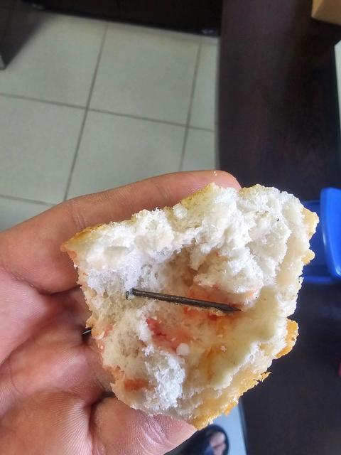 EKMEĞİN İÇİNDEN ÇIKAN ÇİVİYİ YUTMAK ÜZEREYKEN FARK ETTİ MEHMET BOZAR: "EŞİM TOSTU YEMEK İSTERKEN İNŞAAT ÇİVİSİ AĞZINA GELDİ"