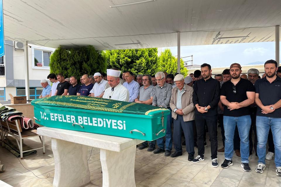 Kalp krizi geçirip hayatını kaybeden müezzin toprağa verildi