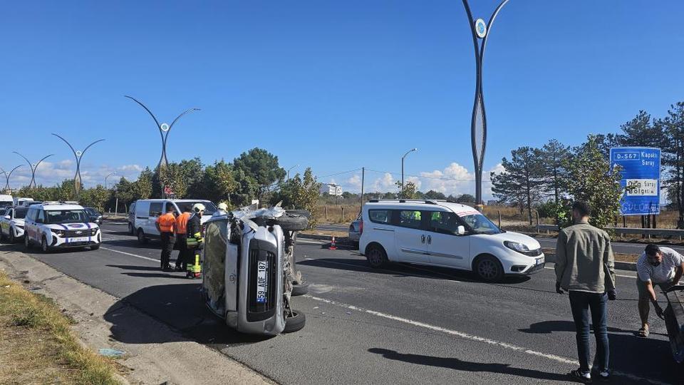 Trafikte bekleyen araca çarpan otomobil yan yattı: 2 yaralı