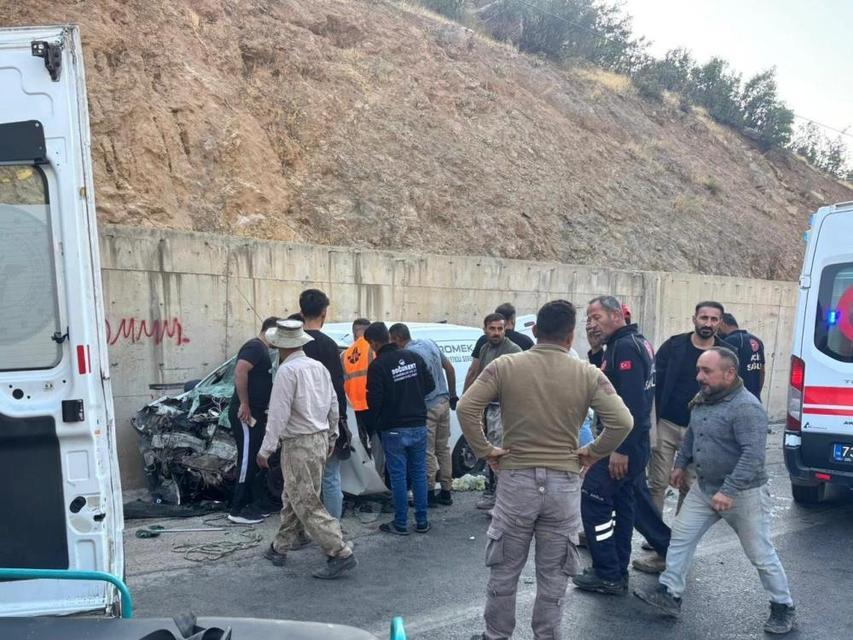 Yolcu minibüsü ile hafif ticari araç çarpıştı: 14 yaralı