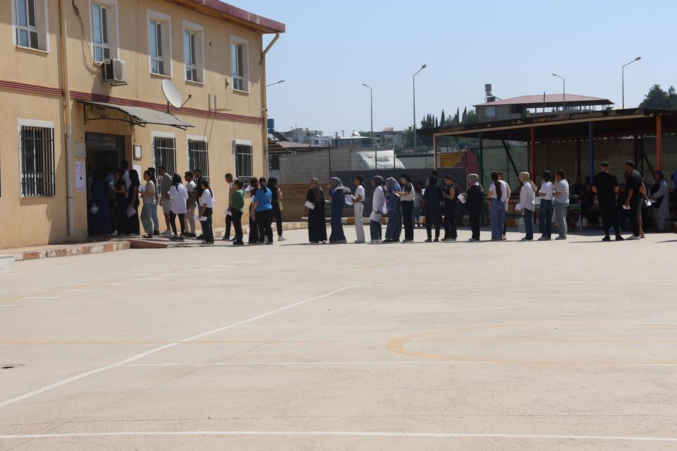 KARI, KOCA ÇİFT EL ELE GİRDİKLERİ SINAV MERKEZİNDE YAN YANA SINIFLARDA ÜNİVERSİTE HAYALİ İÇİN TER DÖKTÜLER