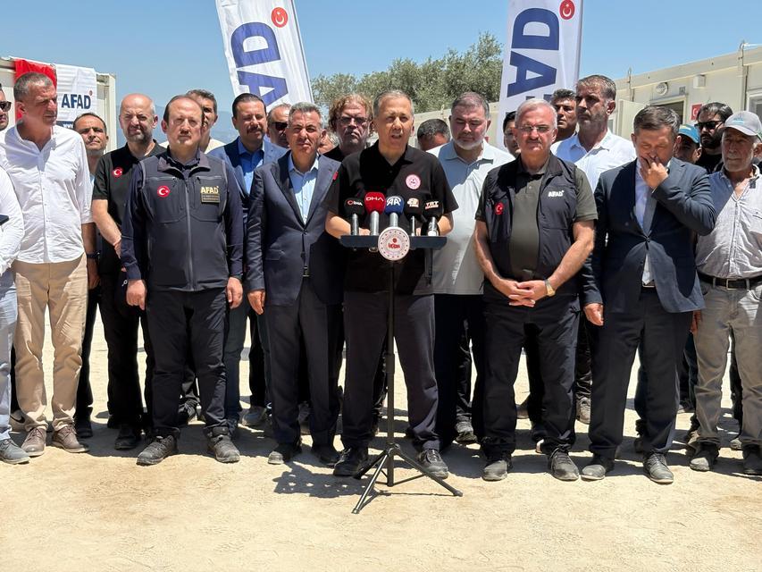 İÇİŞLERİ BAKANI YERLİKAYA, İZMİR'DE YANAN KÖYLERİ ZİYARET ETTİ BAKAN YERLİKAYA: "İLK ETAPTA İZMİR VALİLİĞİMİZİN EMRİNE AFAD'DAN BAŞLANGIÇ OLARAK 30 MİLYON LİRA ÖDEME, YANİ KAYNAK GÖNDERDİK"