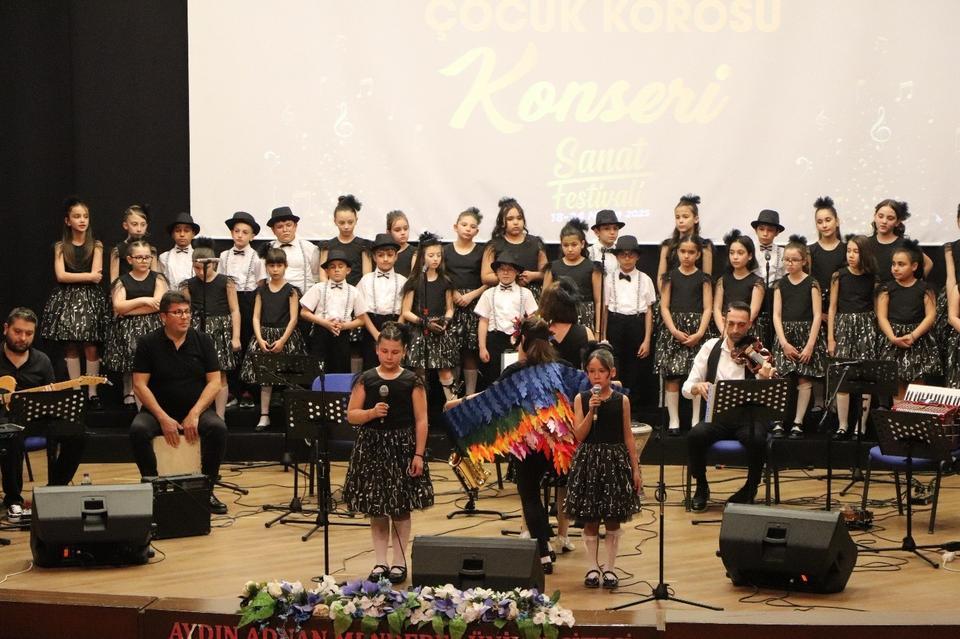 GELECEĞİN SANATÇILARI EFELER'DE SAHNE ALDI MÜZİK VE SANAT AKADEMİSİ'NDEN UNUTULMAZ KONSER