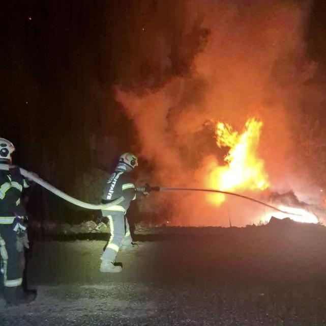 Kaza yapan araç alev alarak hurdaya döndü