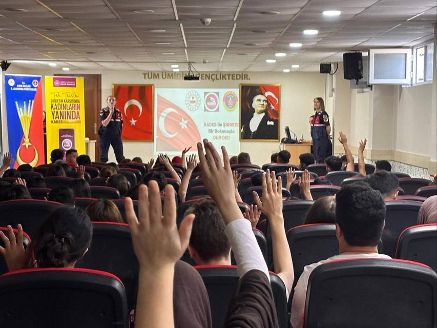 Jandarma’dan gençlere suçtan korunma dersi
