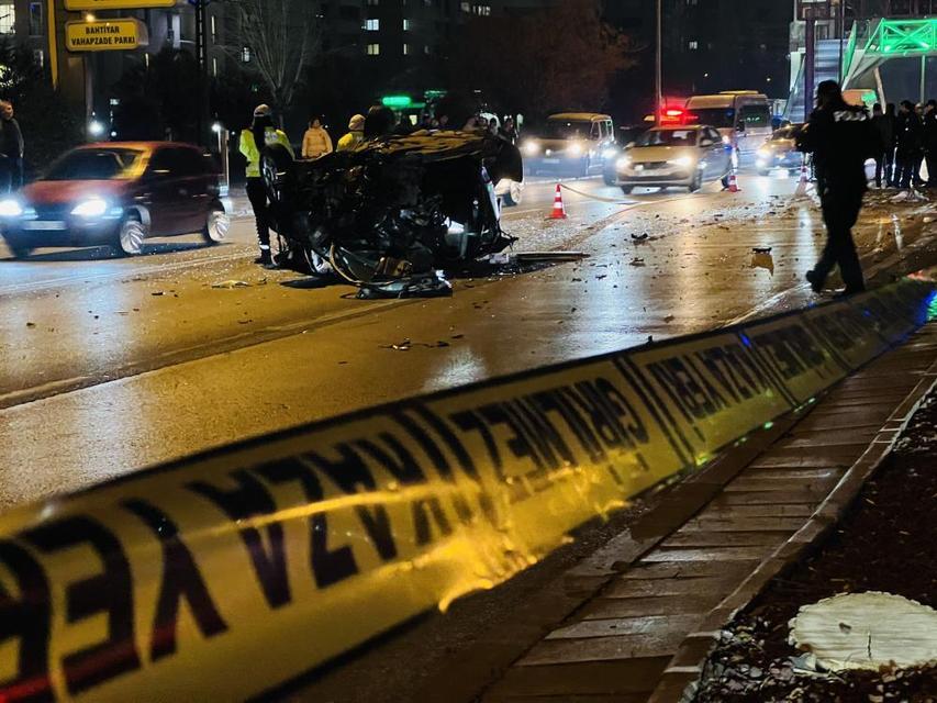 Kontrolden çıkıp ağaca çarpan otomobil alev aldı: 1'i ağır 2 yaralı