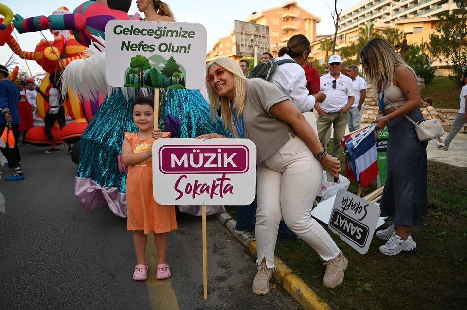 KUŞADASI SOKAK FESTİVALİ COŞKUSU ULUSLARARASI ARENAYA TAŞINDI