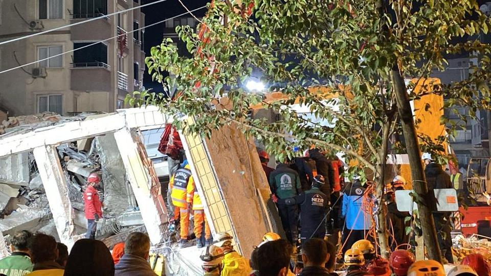 5 kişilik aile enkaz atında kaldı:  2 çocuktan sonra babanın da cansız bedenine ulaşıldı