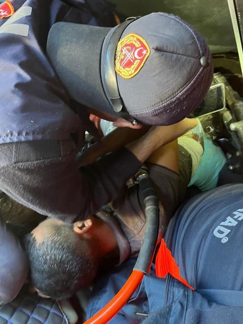 Tır devrildi: 1 yaralı